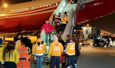60 depremzede Adanadan, uçakla Ankaraya getirildi
