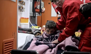 Adıyamanda enkazdan önce bebek, ardından anne yarım saat arayla kurtarıldı.