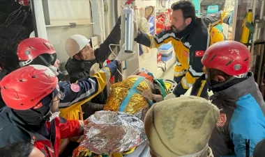 Adıyamanda meydana gelen depremin 212. saatinde 77 yaşındaki kadın kurtarıldı.