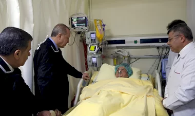 Cumhurbaşkanı Erdoğan, İstanbulda tedavi altında olan depremzedeleri ziyaret etti