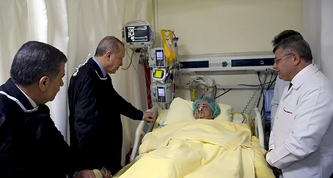 Cumhurbaşkanı Erdoğan, İstanbulda tedavi altında olan depremzedeleri ziyaret etti