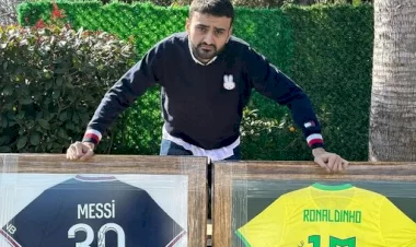 CZN Burak Messi ve Ronaldinho imzalı formaları açık arttırmada depremzedeler için sattı
