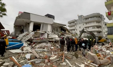 Deprem bölgelerinde arama kurtarma çalışmaları devam ediyor.