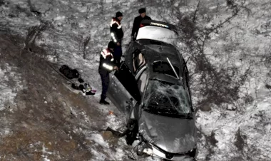 Deprem bölgesinden uzaklaşmak için yola çıkan depremzedeler şarampole yuvarlandı! 2si çocuk 6 kişi yaralandı