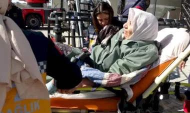 Depremde 11inci kattaki evde mahsur kalan 2 kişi 384 saat sonra kurtarıldı.