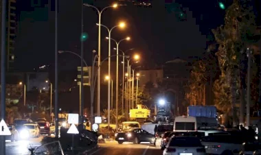 Depremden sonra sönen sokak lambalarına yeniden enerji verilmeye başlandı