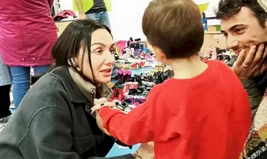 Depremzedelerle bir araya gelen Birce Akalay çocuklara morel kaynağı oldu