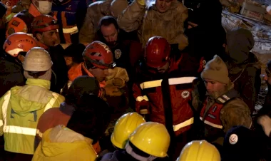 Diyarbakırda yıkılan binanın enkazından 72 saat sonra bir kadın kurtarıldı