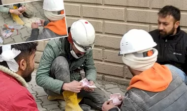 Enkazda buldukları 200 bin TL değerindeki altın ve dövizi teslim ettiler