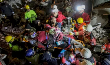 Hatay İskenderunda 80 yaşındaki kadın enkazdan 68 saat sonra kurtarıldı!