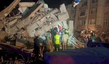 Hatayda zamanla yarışılıyor! Enkaz altında kalan 7 kişiye ulaşmaya çalışılıyor