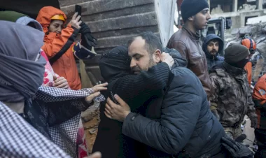 Kepçe operatörü, depremden 47 saat sonra babasının enkazdan kurtarılmasını sağlıyor