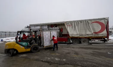 Kızılay bütün ilk yardım malzemelerini deprem bölgelerine sevkinin başladığını bildirdi