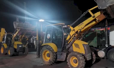 KKTC deprem bölgesine 100 iş makinesi ve kamyon gönderdi