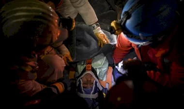 Madenciler 8 metre derinliğe kadar indikleri enkazdan depremzedeyi çıkardı.
