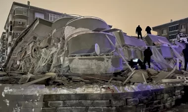 Türkiyede 10 ili deprem vurdu! Can kayıpları yaşanıyor! 100den fazla bina yıkıldı!