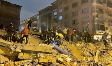 Deprem de can kayıpları artıyor! 76 kişi hayatını kaybetti, 440 yaralı var