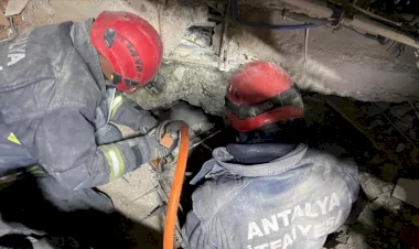 Umudunuzu kaybetmeyi yazdı, umudunu kaybetmedi 64 saat sonra enkazın altından çıkarıldı