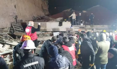 Yıkılan bina enkazlarının birinde ağlayan bebek kendisiyle beraber 4 kişinin hayatını kurtardı!