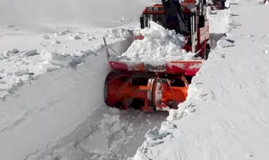 Erzurumda yoğun kar yağışı yaşandı! Kar küreme araçları çalışıyor