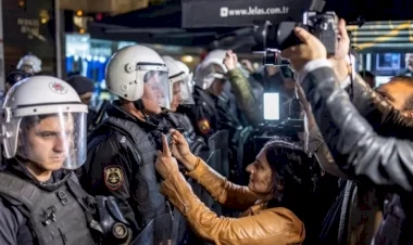 Kadıköy sokaklarında gösteri yapmak isteyen gruplara gözaltı