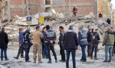 Malatyada ağır hasarlı 6 katlı bina çöktü! Arama ve Kurtarma çalışmaları başlatıldı