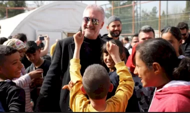 Tamer Karadağlı ve birçok ünlü isim deprem bölgesine moral ziyaretinde bulundu