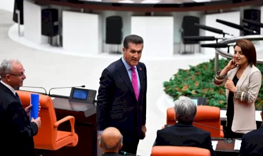 Mustafa Sarıgül'e Meclis'te yumruklu saldırı!